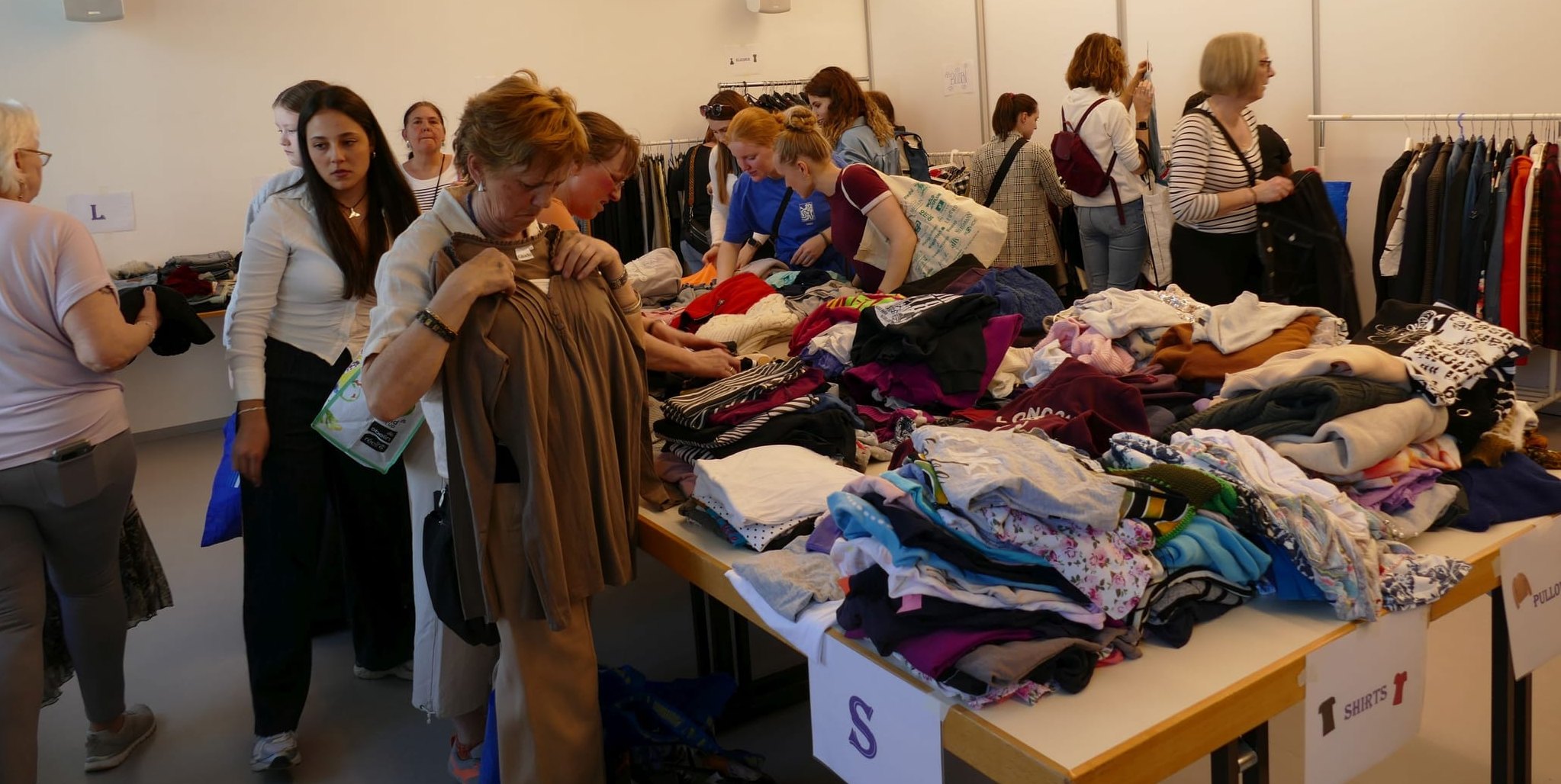 Die Auswahl beim Kleidertausch in der Viehweide ist groß. Was übrig bleibt, bekommen die Geflüchteten in der Messehalle. Bild: Lück