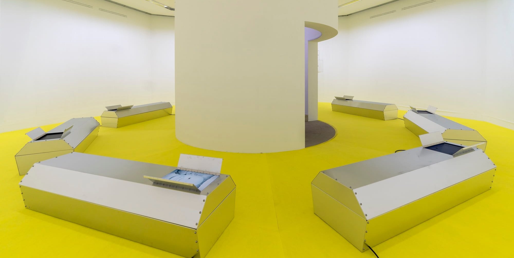Installationsansicht „Of Other Places“: Stine Deja, „Grave Matters“, 2025.