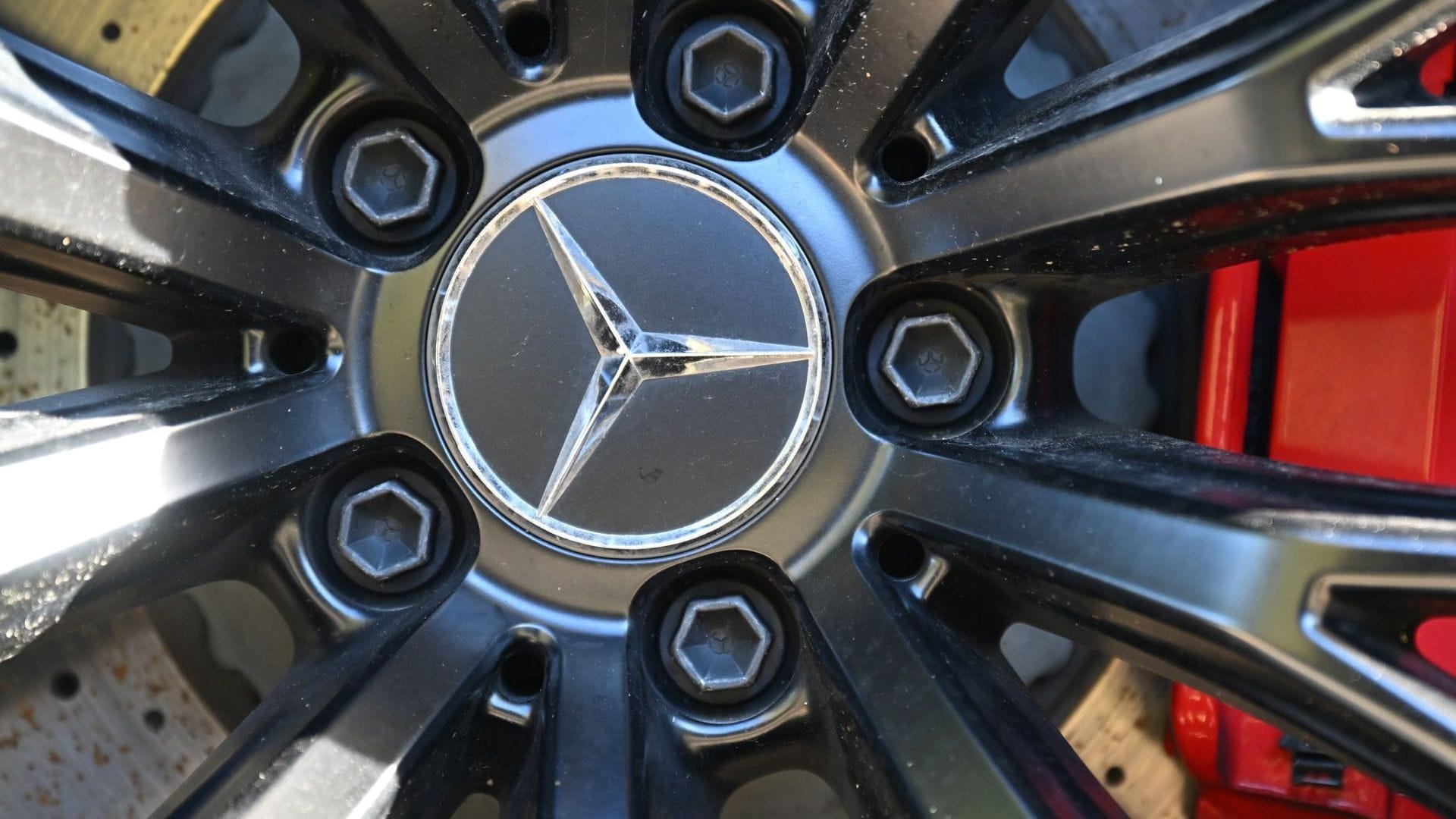 Eventuell eine oder mehrere Schrauben locker - Mercedes muss bei rund 2700 Autos die Radschrauben nachprüfen. Bisher ist nach Angaben des KBA kein Sach- oder Personenschaden im Zusammenhang mit der Rückrufaktion bekannt.