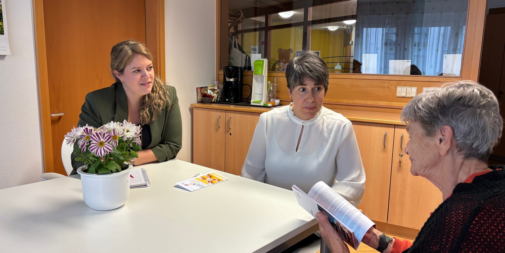 Daniela Schneider (links) und Christine Hummel-Mayer (Mitte) beraten Senioren im Büro der Fachstelle, machen aber auch gerne Hausbesuche.