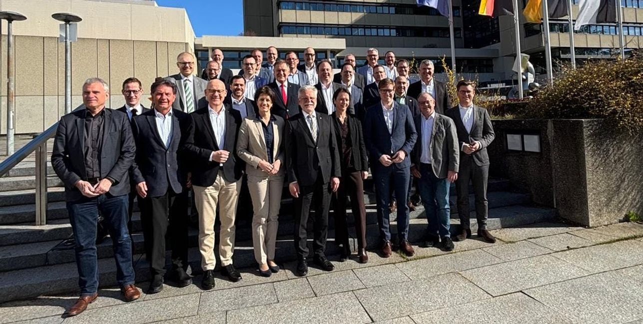 Gruppenfoto der Ober- und Bürgermeister vor dem Sindelfinger Rathaus.