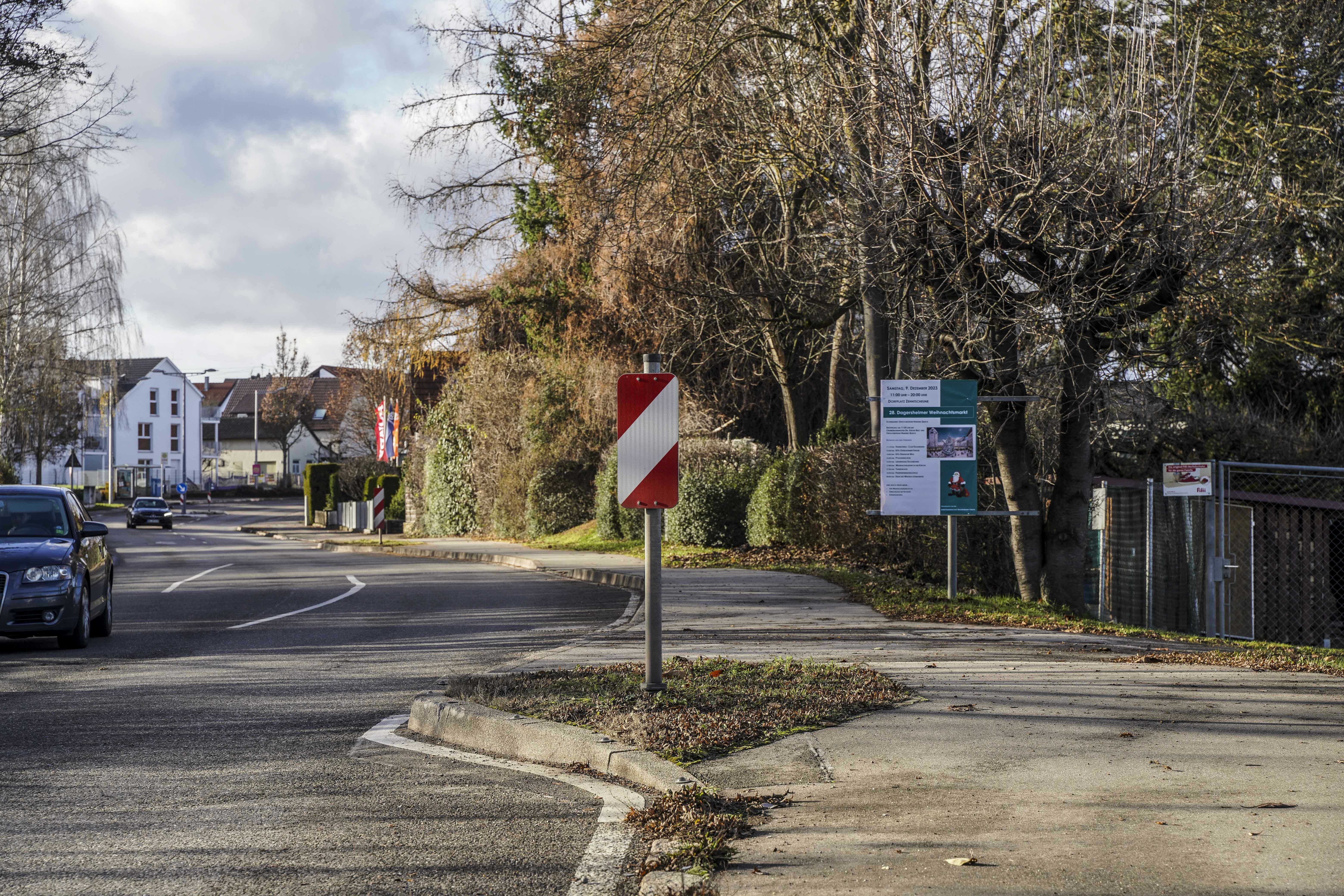 Die künstliche Engstelle am Dagersheimer Ortseingang gibt es seit 2016. Sie dient dazu, den Durchgangsverkehr auszubremsen – ist aber auch eine Gefhrenstelle. Jetzt soll überprüft werden, wie sich der Verkehr auch ohne sie verlangsamen lässt.   Bild: Dettenmeyer