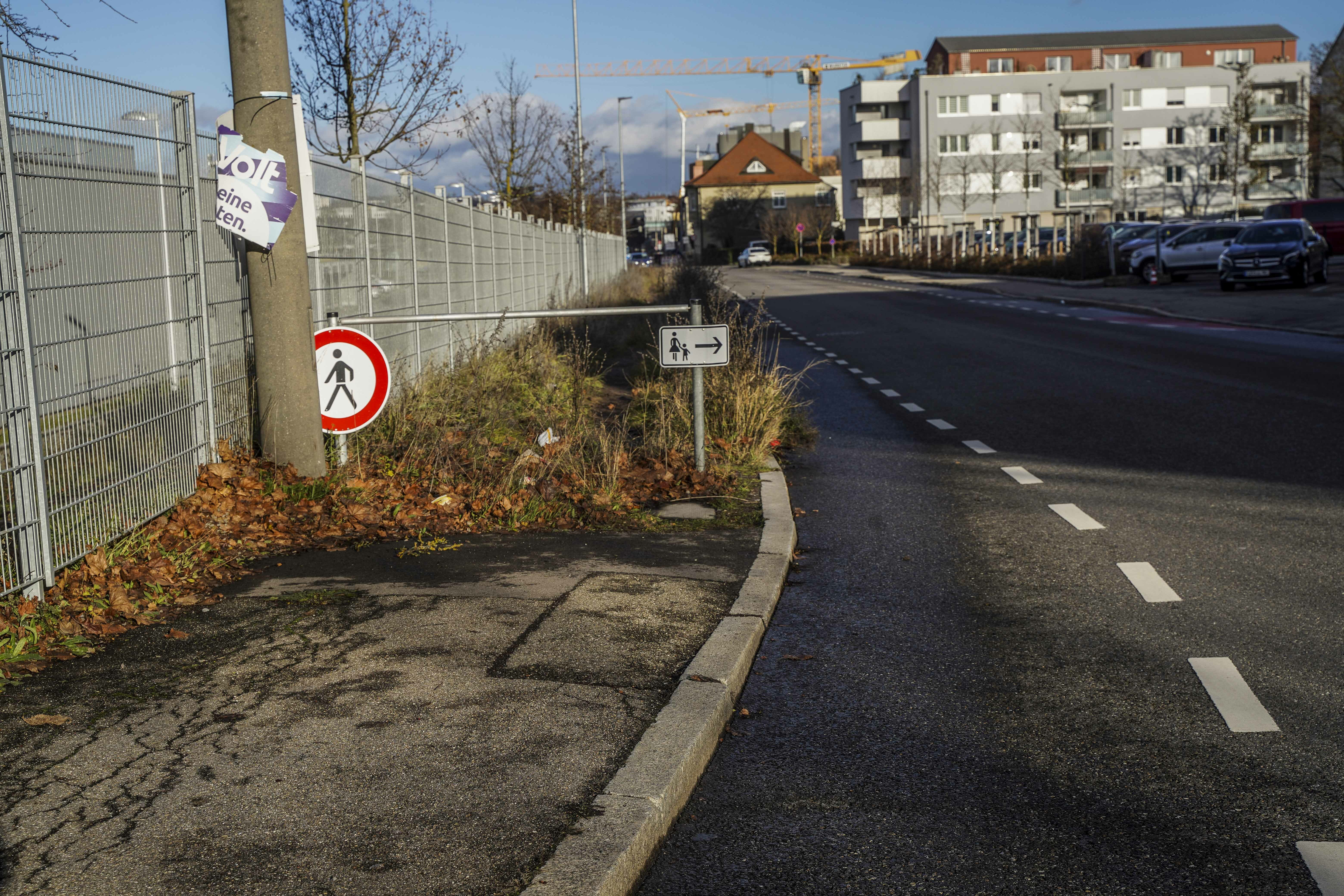 Der Gehweg in der Talstraße endet von der Calwer Straße kommend auf der linken Seite an einer Absperrung. Jetzt soll geprüft werden, diese Lücke zu schließen.    Bild: Dettenmeyer
