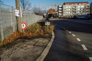 Der Gehweg in der Talstraße endet von der Calwer Straße kommend auf der linken Seite an einer Absperrung. Jetzt soll geprüft werden, diese Lücke zu schließen.    Bild: Dettenmeyer