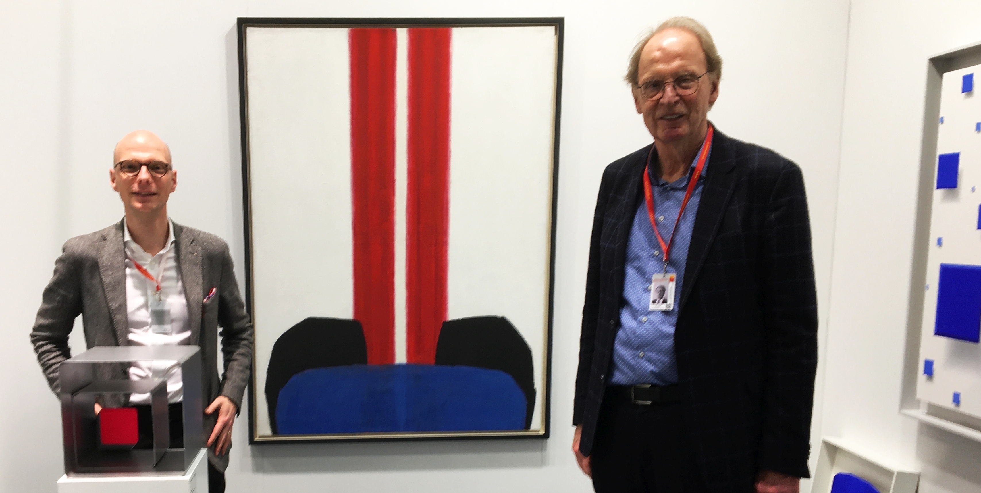 Kay Kromeier und Dr. Bert Schlichtenmaier vor einer Arbeit von Georg Karl Pfahler bei der Art Karlsruhe.