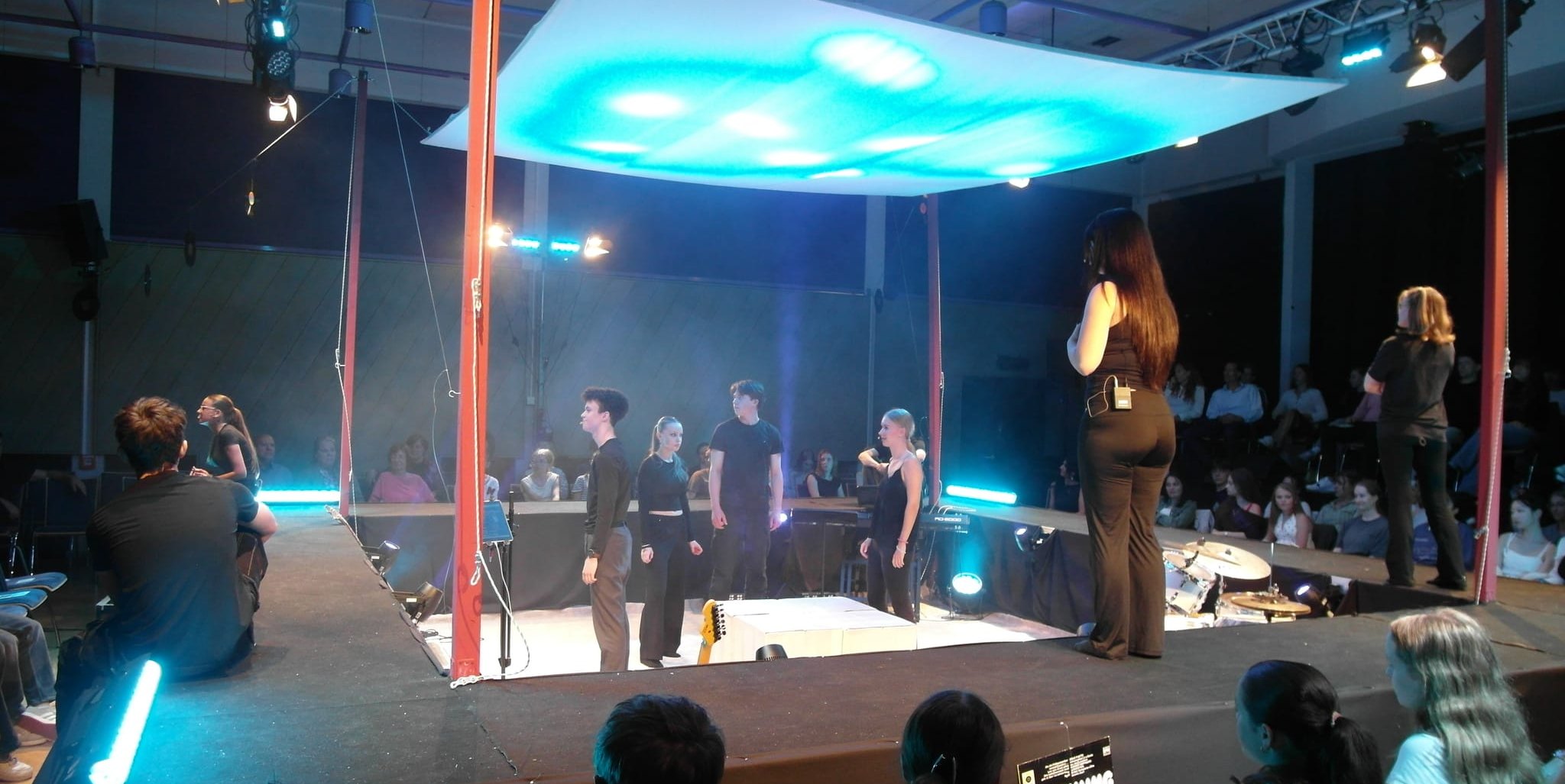 Unter der Regie von Ulrike Fritz und Tobias Walldorf präsentiert das Oberstufen-Theater des Sindelfinger Goldberg-Gymnasiums in der Schulaula das experimentelle Gegenwartsstück „100 Songs“ von Roland Schimmelpfennig.