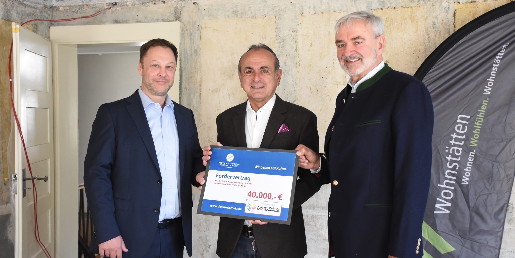 Marc Frank (Geschäftsführer Toto-Lotto Regionaldirektion Mitte), Georgios Tsomidis (Geschäftsführer Wohnstätten Sindelfingen) sowie Dr. Fritz Fischer (Leitung Ortskuratorium Stuttgart der Deutschen Stiftung Denkmalschutz).