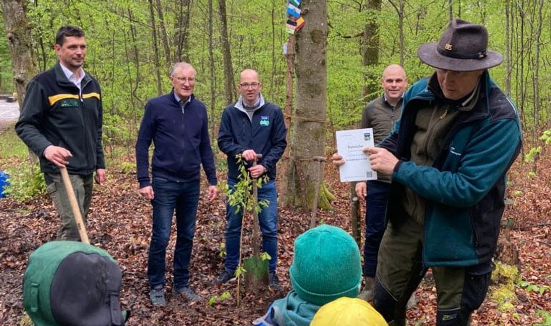 Auf unserem Bild (hinten von links): Forstamtsleiter Wickel, Landrat Bernhard, SDW-Vorsitzender Schmid und Bürgermeister Habakuk, im Vordergrund Revierleiter Achim Klausner.