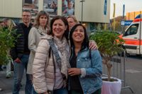 Gute Laune beim Benefizkonzert im Zirkuszelt.