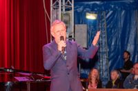 Gute Laune beim Benefizkonzert im Zirkuszelt.