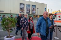 Gute Laune beim Benefizkonzert im Zirkuszelt.