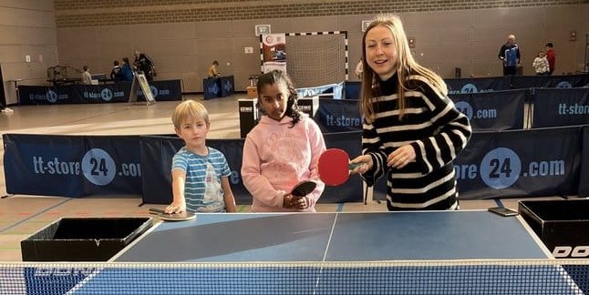 Lara Nübel (rechts), vom Landesverband Tischtennis Baden-Württemberg zeigte den Kindern, wie man den Schläger richtig hält.