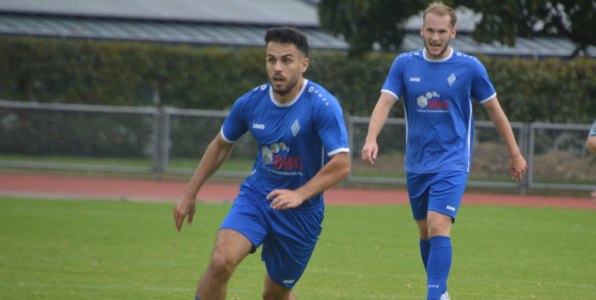 Torschütze Alban Dodoli und die SV Böblingen haben nach dem 3:2-Sieg bei der TSVgg Plattenhardt den Klassenerhalt so gut wie sicher.
