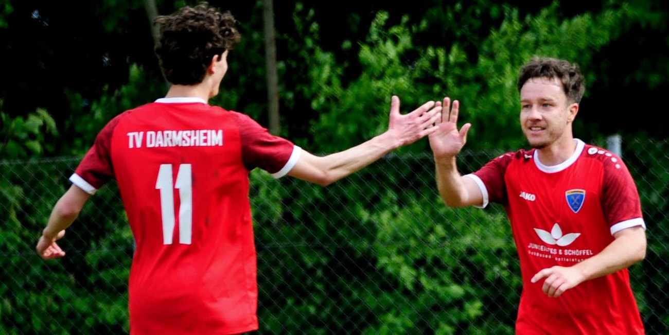 Geschafft: Sebastian Vukoja (links) hat gerade das 4:2 für Darmsheim geschossen und klatscht mit Steffen Hirth ab.