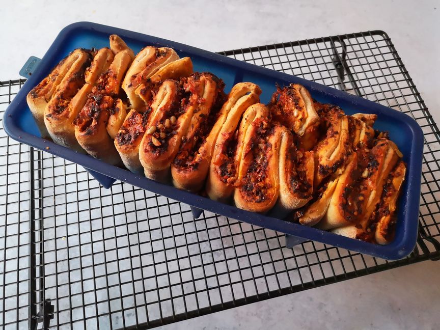 Zupfbrot mit Tomaten.
