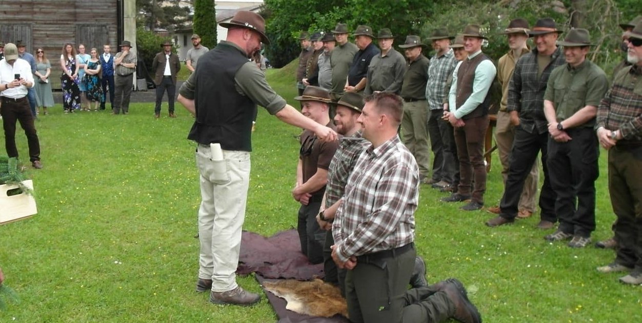 Mit dem traditionellen Jägerschlag hat Kreisjägermeister Timo Böckle auf dem Panzer Range Complex der Panzerkaserne deutsche und amerikanische Jagdprüfungs-Absolventen feierlich in die Reihen der Jägerschaft aufgenommen.