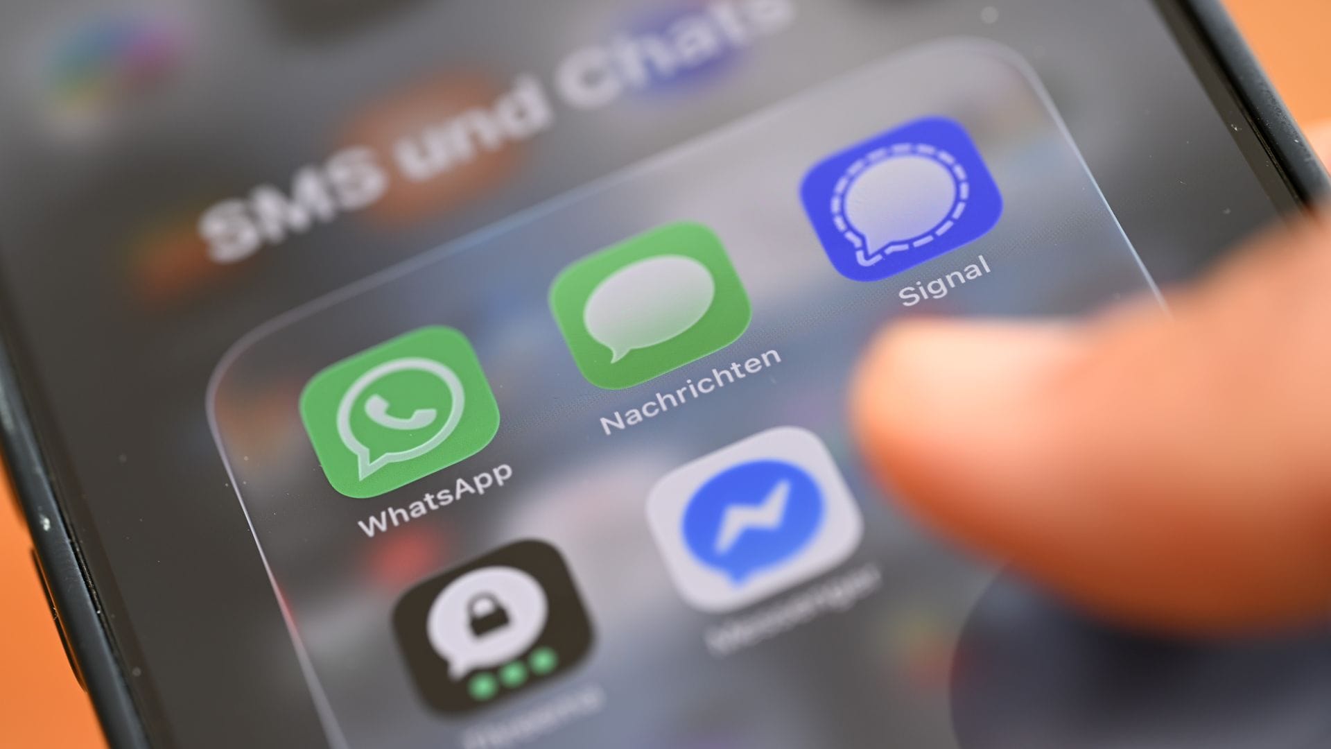 Was tun - eine SMS schicken oder doch lieber einen Chatdienst nutzen?