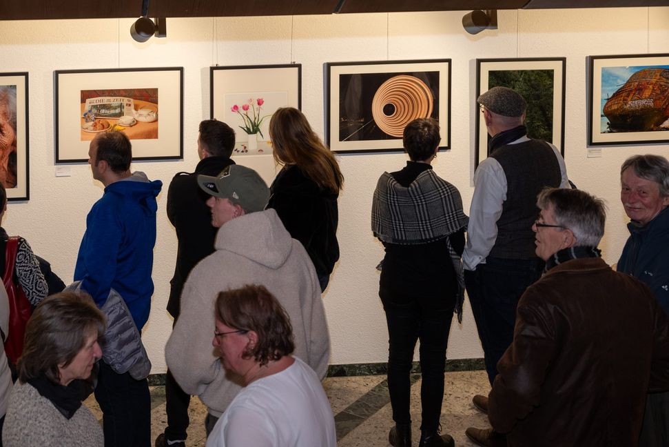 Die Schau stieß bereits bei der Vernissage auf großes Interesse. Bild: Nüßle