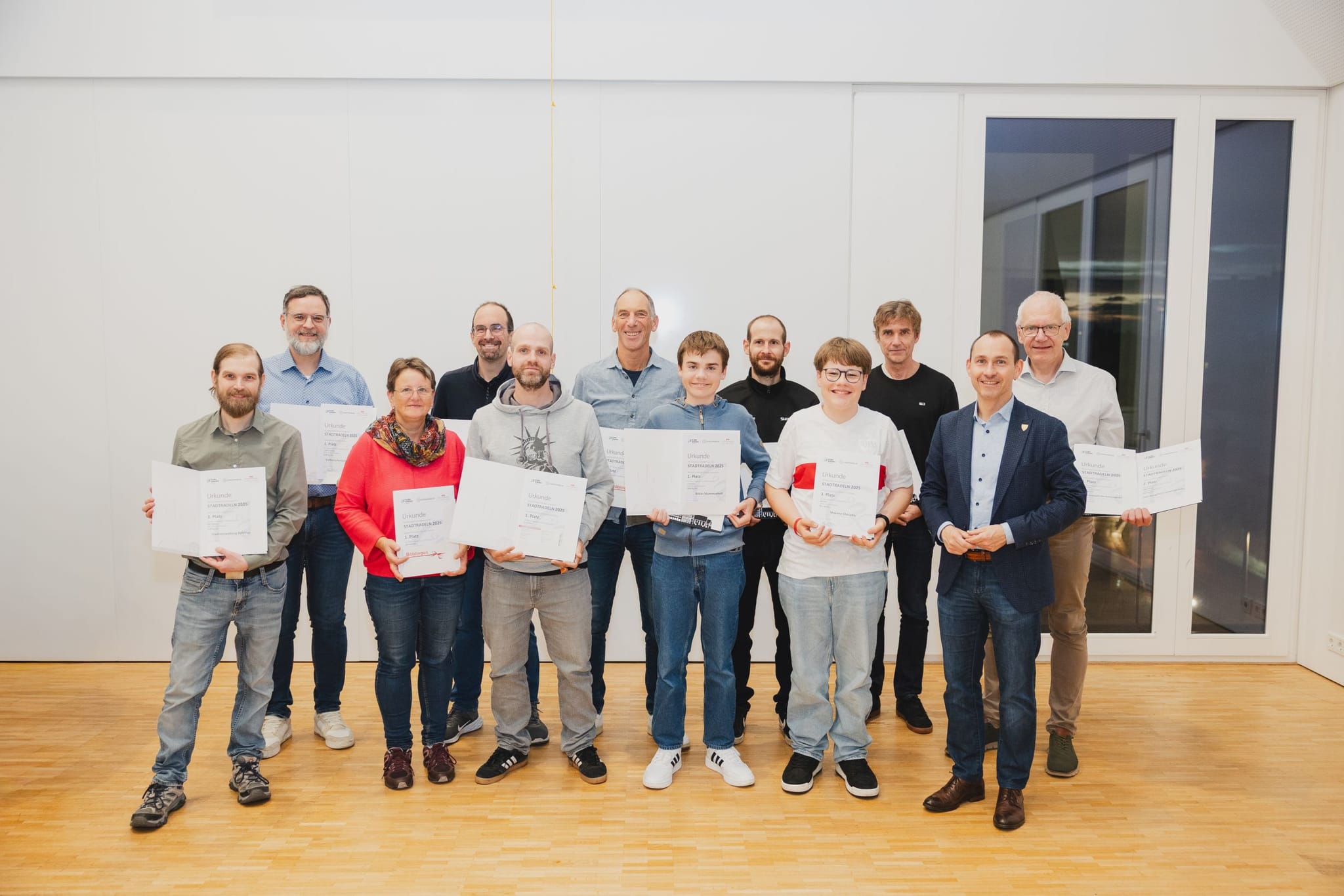 Bratislav Bozovic (Katholische Kirche BÖblingen), Matthias Mornhinweg (Kreissparkasse  Böblingen), Michael Wieland (Kreissparkasse BÖblingen), Daniel Schwarz (Freie evangelische Gemeinde BÖblingen, Horst Schalinski (Max-Planck-Gymnasium Böblingen), Gernot Herwig (Freie evangelische Gemeinde BÖblingen/hintere Reihe von links),  Sören Veen (Stadtverwaltung Böblingen, Jacqueline Wilsdorf (Team Arndtstraße), Raphael Schmidt (Star Cooperation), Niklas Mummenhoff (OHG BBöblingen), Maxime Chéramy (OHG BÖblingen), Oberbürgermeister Dr. Stefan Belz. (vordere Reihe von links) Bild: Stadt Böblingen Benjamin Knoblauch