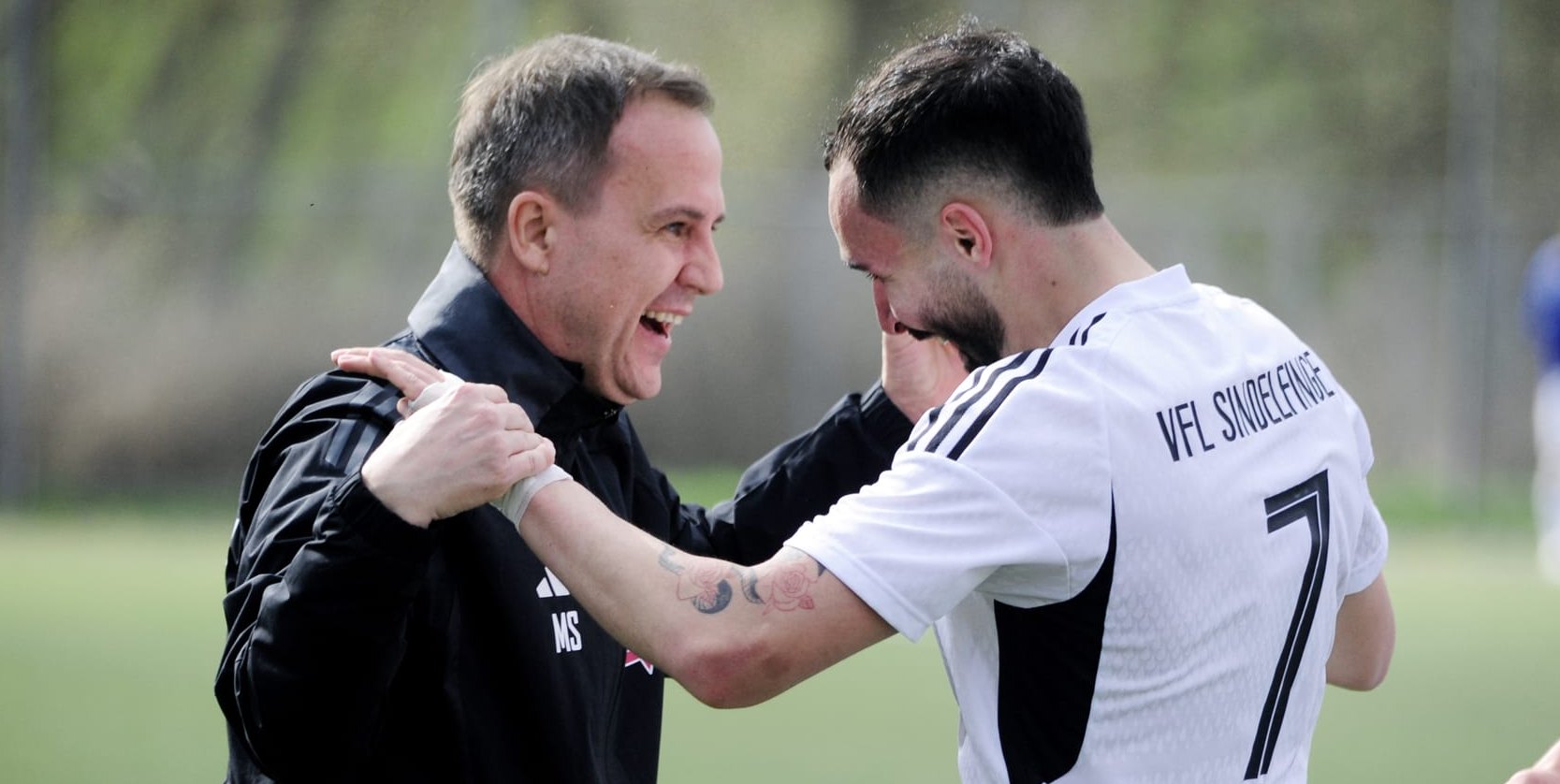 Solche Bilder soll es wieder öfter geben: Coach Maik Schütt und Torjäger André Simão freuen sich.