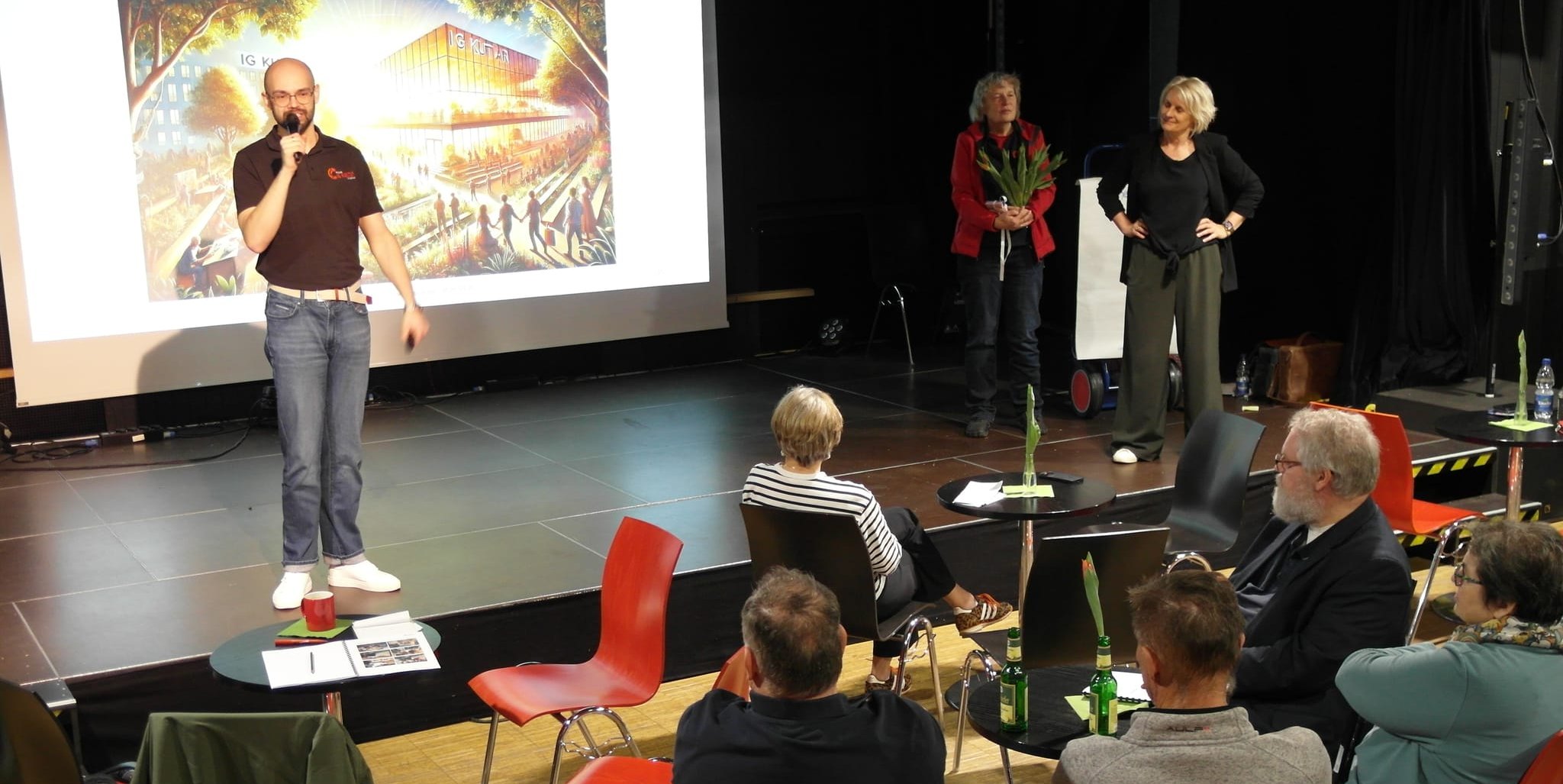Bei der Abschlussveranstaltung vom Prozess „Zukunft IG Kultur“ haben Thilo Münz, Dorothee Paucke und Elke Sieber (stehend von links) erste Ergebnisse vorgestellt.