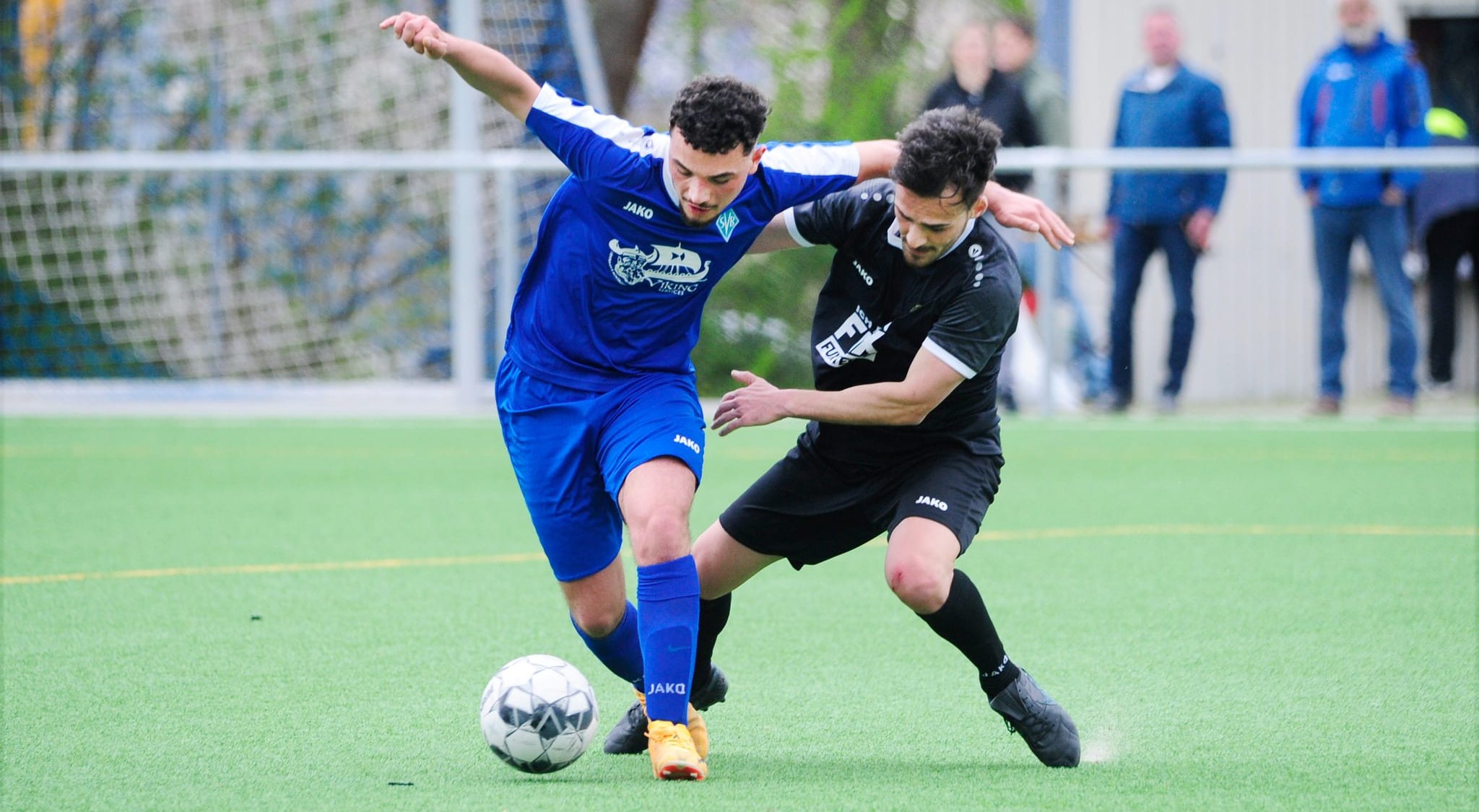 Böblingens Emin Özkan (links) im Clinch mit Berat Cakir von der Spvgg Aidlingen.