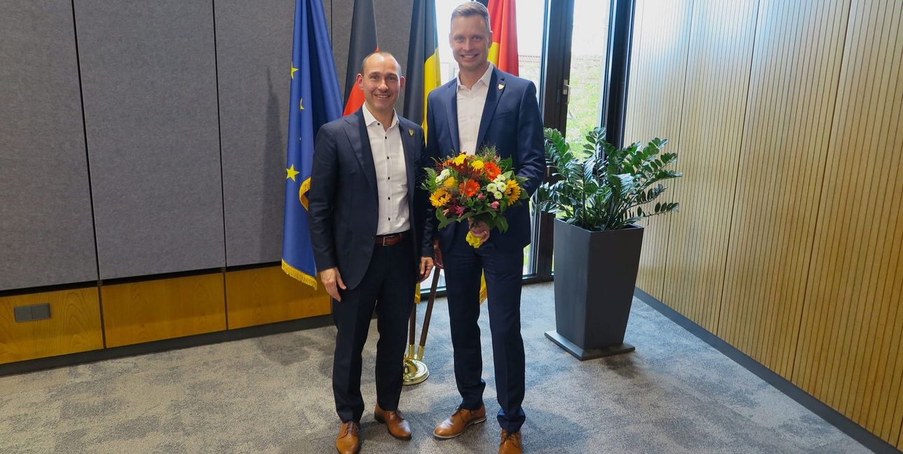 Oberbürgermeister Dr. Stefan Belz (links) gratuliert Tobias Heizmann.