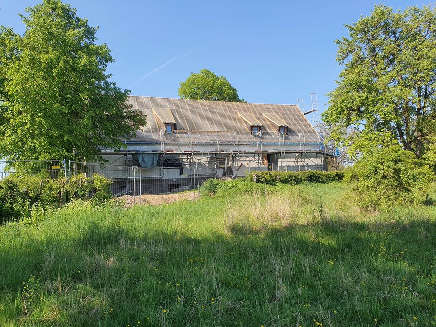 Das Dach hat seine Konterlattung, jetzt könnte es gedeckt werden.      Bild: Wegner