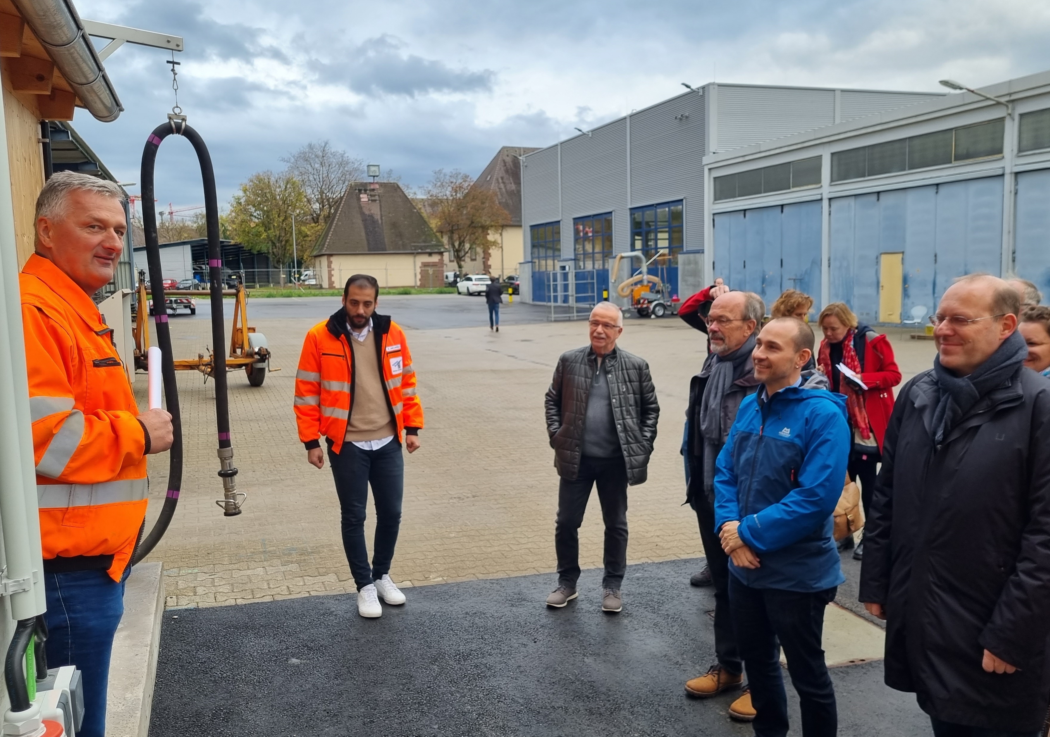 Sindelfingens Oberbürgermeister Dr. Bernd Vöhringer (von rechts) und sein Böblinger Amtskollege Dr. Stefan Belz  lassen sich von Josef Ilic (links) die neuen Hallen auf dem gemeinsamen Bauhof beier Städte zeigen. Bild: Hamann