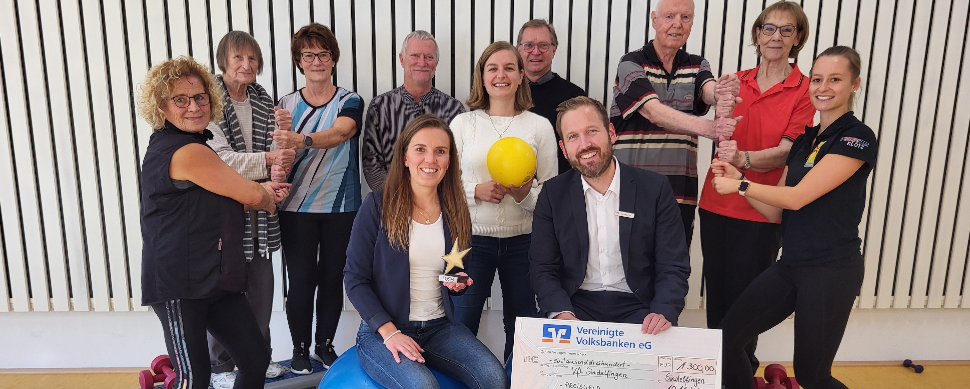 Rehasportler und Funktionsträger freuen sich über den Bronzenen Stern: Stojmenka Feicht, Ursula Friebe, Maria Puskeiler, VfL-Vizepräsident Andreas Bonhage, Geschäftsführerin Anne Köhler, Geschäftsführer Harry Kibele, Manfred Huber, Ursula Grotz, Kursleiterin Jennifer Kühne (hinten von links), Rehawelt-Leiterin Linda Dunkel und der Sindelfinger Vereinigte Volksbanken-Regionalleiter Bernd Dörich (vorne von links).      Bild: z