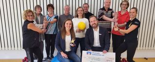 Rehasportler und Funktionsträger freuen sich über den Bronzenen Stern: Stojmenka Feicht, Ursula Friebe, Maria Puskeiler, VfL-Vizepräsident Andreas Bonhage, Geschäftsführerin Anne Köhler, Geschäftsführer Harry Kibele, Manfred Huber, Ursula Grotz, Kursleiterin Jennifer Kühne (hinten von links), Rehawelt-Leiterin Linda Dunkel und der Sindelfinger Vereinigte Volksbanken-Regionalleiter Bernd Dörich (vorne von links). Bild: z