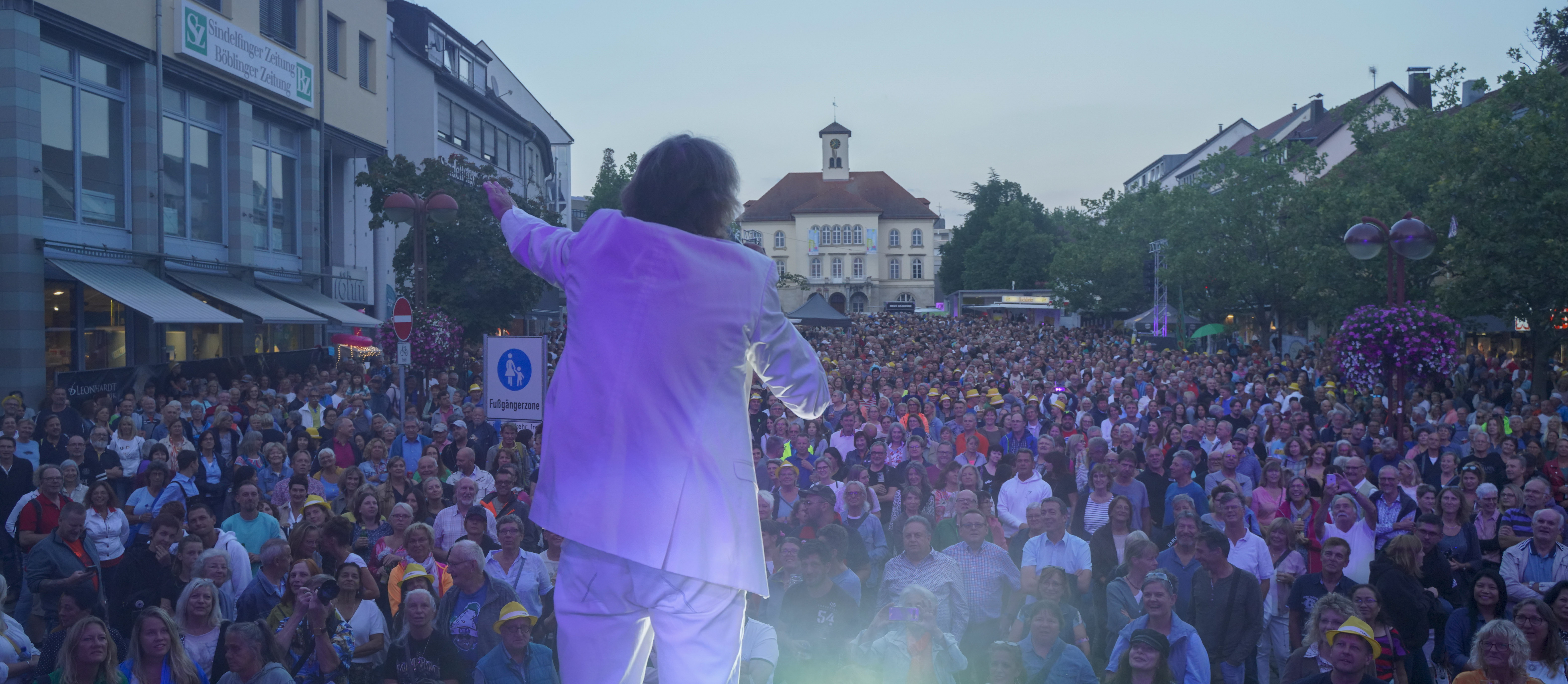 Sindelfingen rockt: Wenn auf der Bühne die Musik spielt, ist der Marktplatz brechend voll – so auch im vergangenen Jahr bei der Udo Jürgens Tribute Band.  Bild: Dettenmeyer