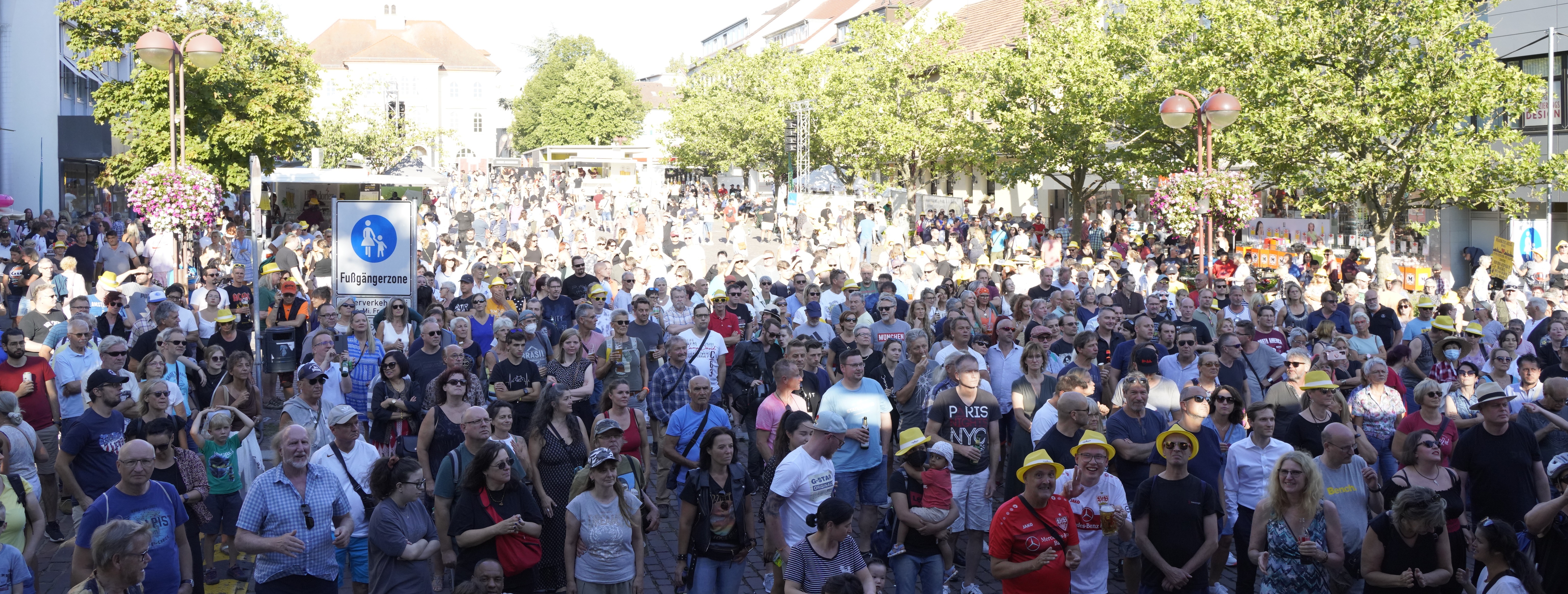 Rund 4000 Menschen kamen am Mittwochabend zum zweizen Konzert von "Sindelfingen rockt" in diesem Jahr auf den Marktplatz. Bild: Dettenmeyer