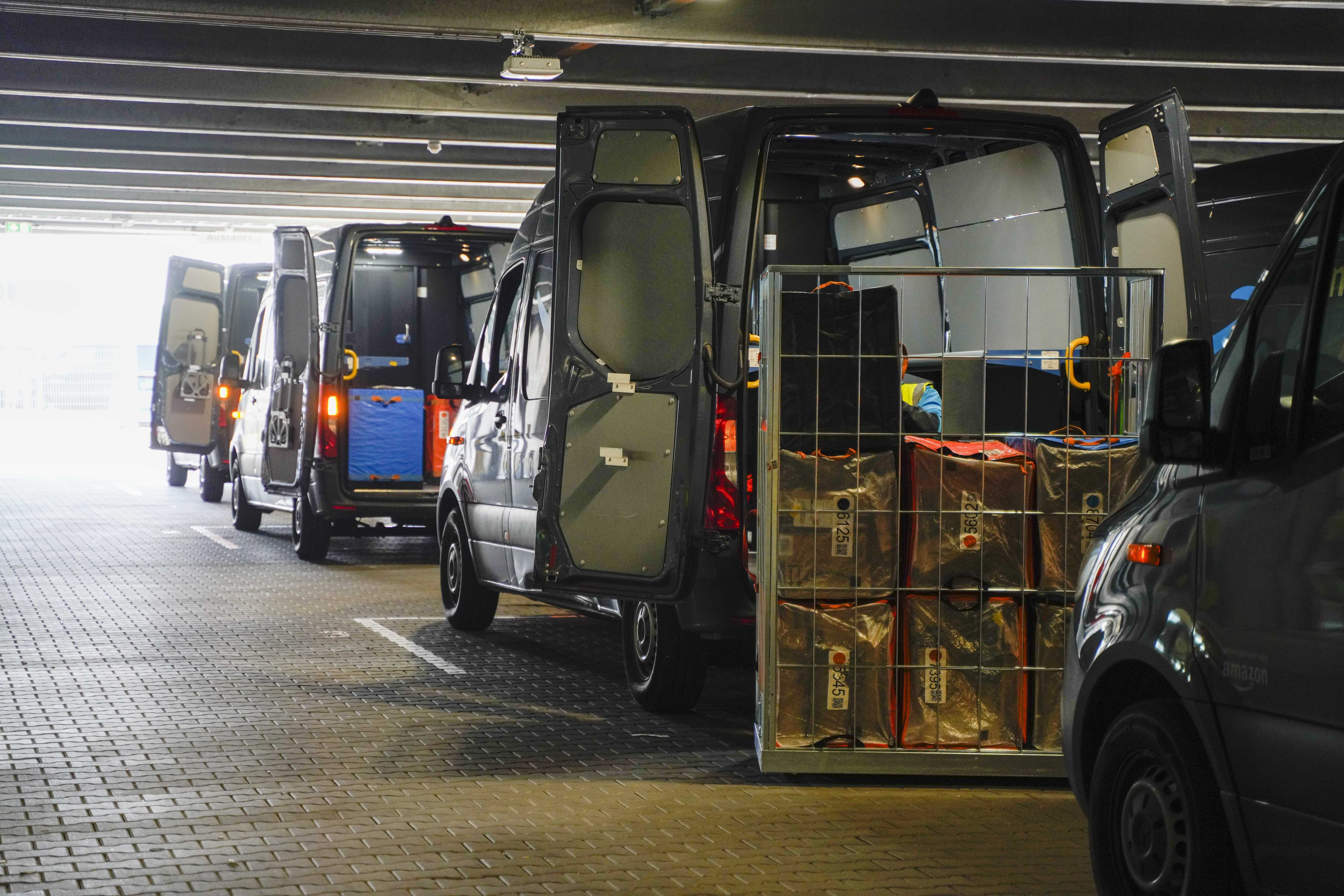 Während vorne die ersten Vans das Verteilzentrum verlassen, werden noch weitere beladen.