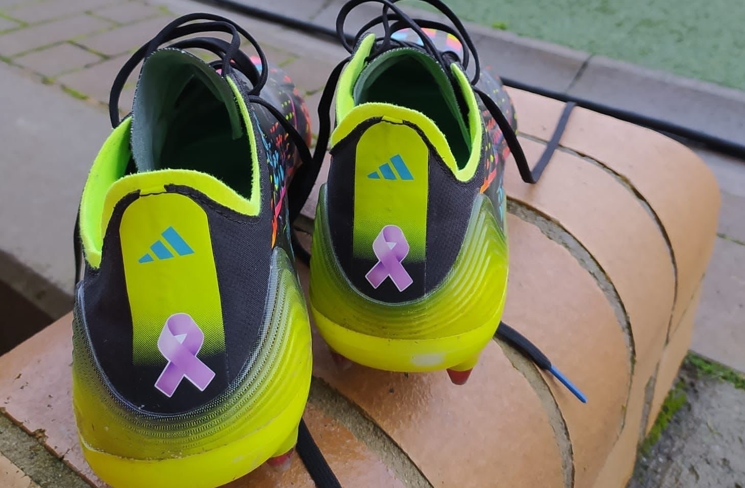Lila Schleifen auf dem Schuh: Am Wochenende sollen möglichst viele Spieler, die von Adidas ausgestattet werden, damit auflaufen und somit für den Hodenkrebs-Vorsorge sensibilisieren.      Bild: z