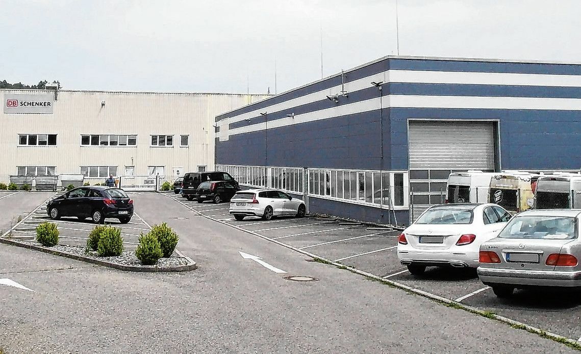 Dort, wo heute noch Lagerhallen stehen, soll das Nelkenquartier mit Wohnungen, Discounter und Drogeriemarkt entstehen. Bild: Staber