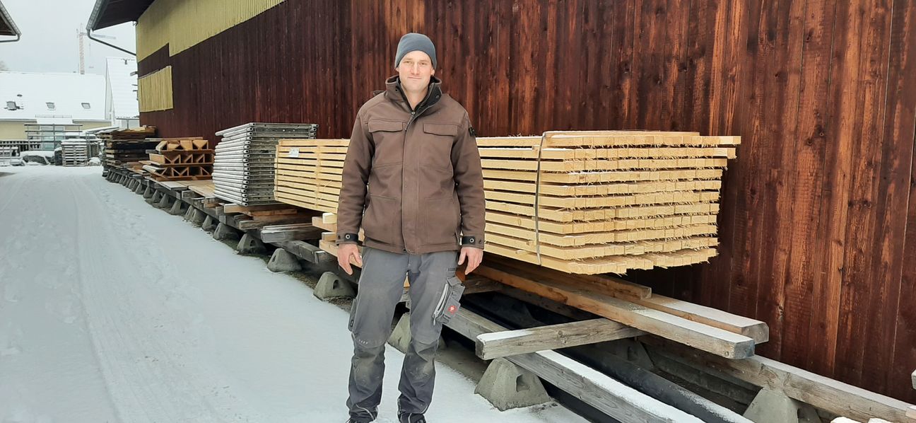Jochen Braun vom Holzgerlinger Holzhandel weiß, wie begehrt Holz aktuell ist. Bild: Elbers