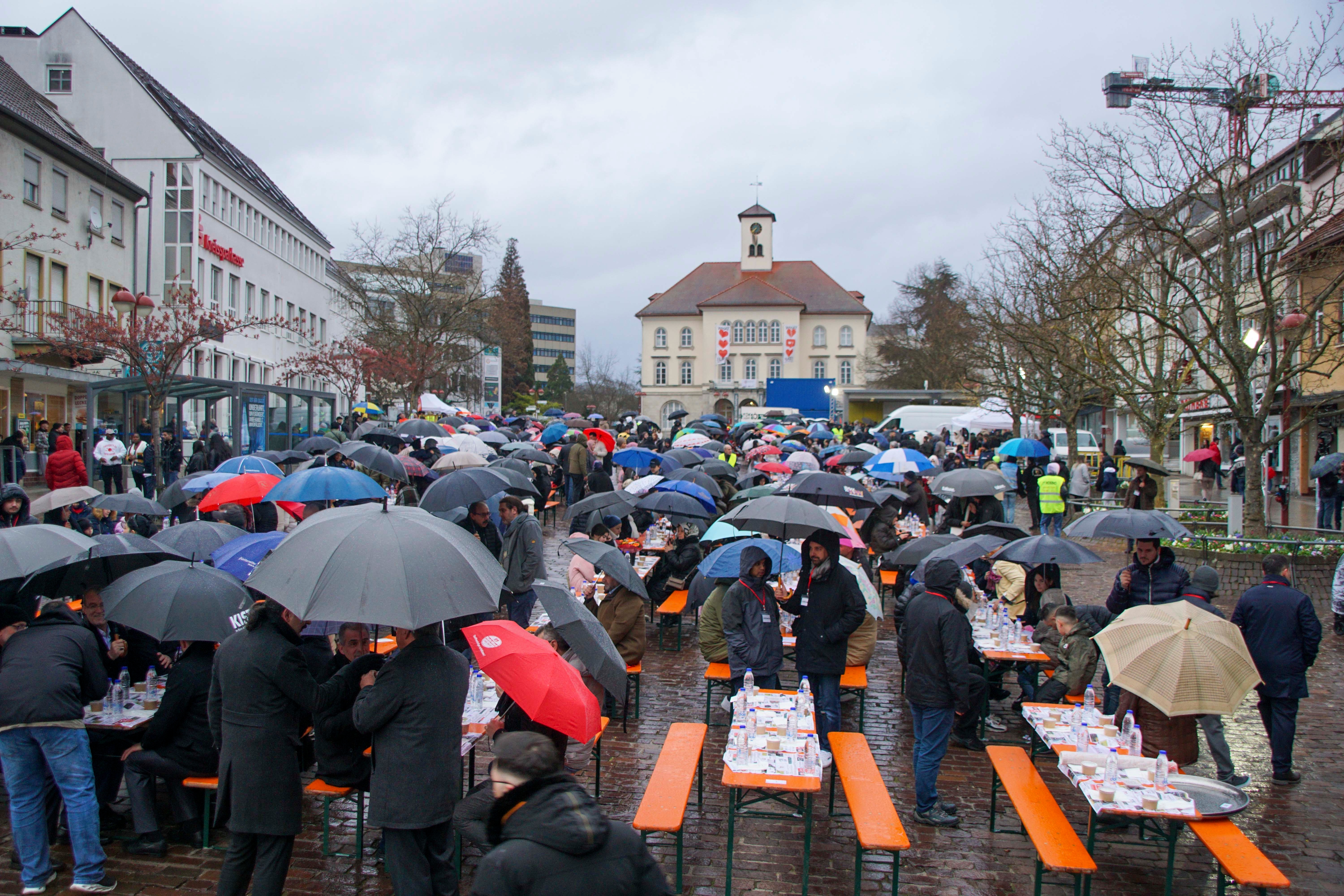 Trotz Regenwetters und kalter Temperaturen kamen am Samstag mehrere Hundert Menschen auf den Sindelfinger Marktplatz, um dort erstmals gemeinsam das Fastenbrechen zu feiern. Bild: Dettenmeyer