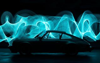 Light Painting: „Lichtmalerei kannst du selber zu Hause ganz einfach nachmachen. Wenn dein Auto bei dir in der Garage steht, dann nimmst du eine Neonröhre und fuchtelst während einer Langzeitbelichtung hinter dem Fahrzeug mit dem Licht durchs Bild.“ Bild: René Staud