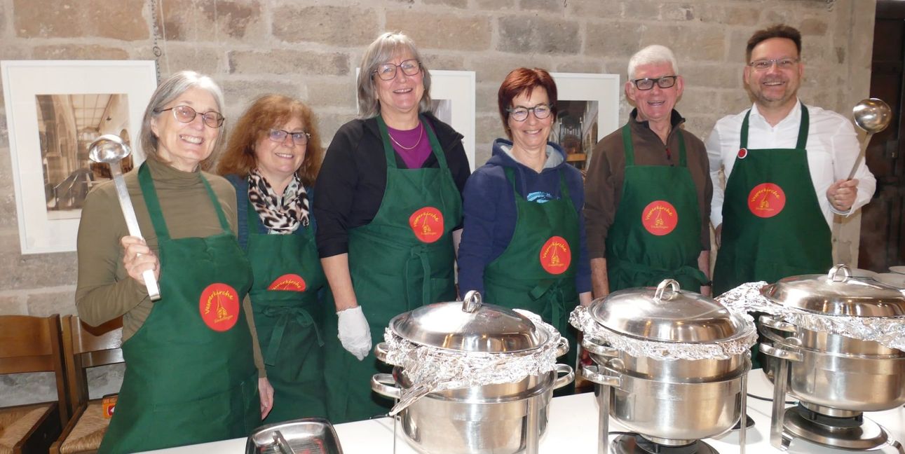 Das Team an den Kochtöpfen v.l. Christine Arndt (Kirchengemeinde und Weltladen), Sabine Taubert (Helfen statt Hamstern), Andrea Frommherz (AK Asyl), Sabine Wesenberg (Helfen statt Hamstern), Ulrich Prosch und Kay Kutzer (beide von „Helfen statt Hamstern“).