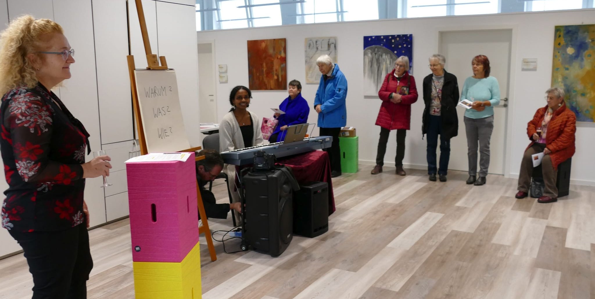 Bei der Ausstellungseröffnung: Dr. Ute Reuter von der Katholischen Erwacahsenenbildung (keb), am Keyboard Samuela-Esther Aliman.