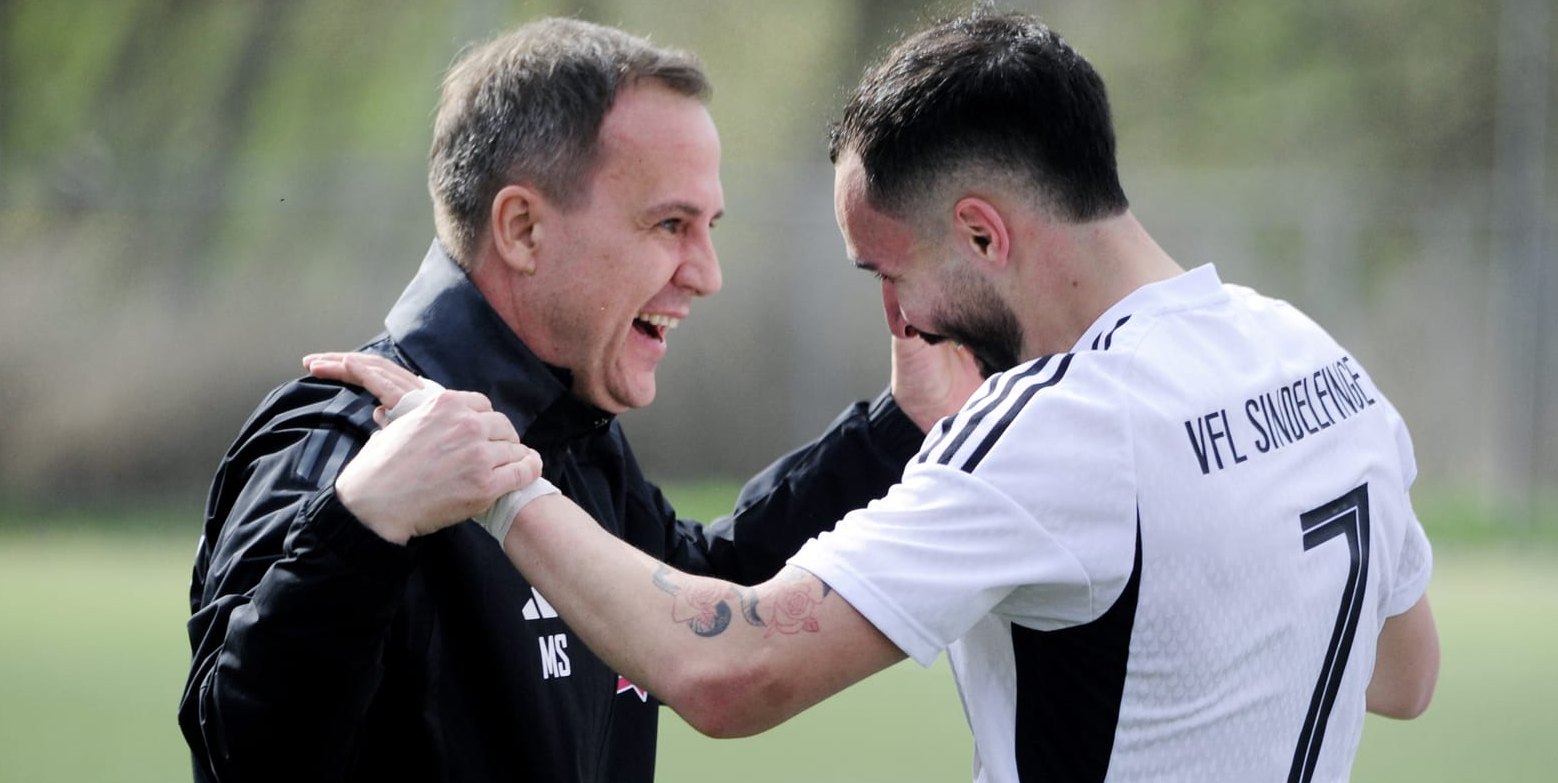 Sindelfingens Trainer Maik Schütt herzt Torschützen Andre Simao.