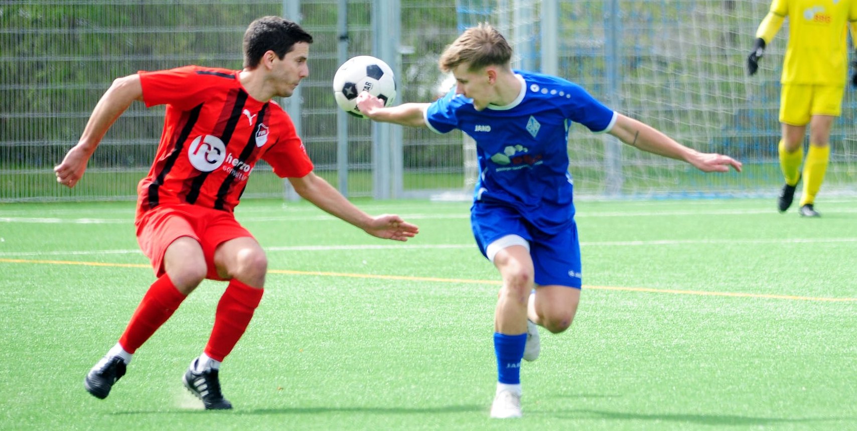 Marvin Pietruschka (rechts) traf früh zum 1:0 für Böblingen.Bild: Photostampe