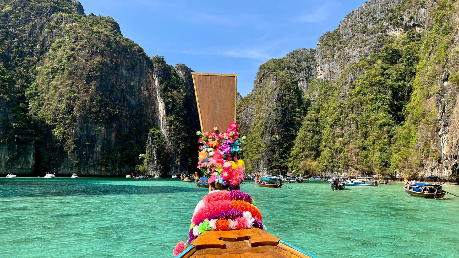Die meisten Touristen besuchen die Phi Phi Islands mit solchen traditionellen Booten. (Archivbild)