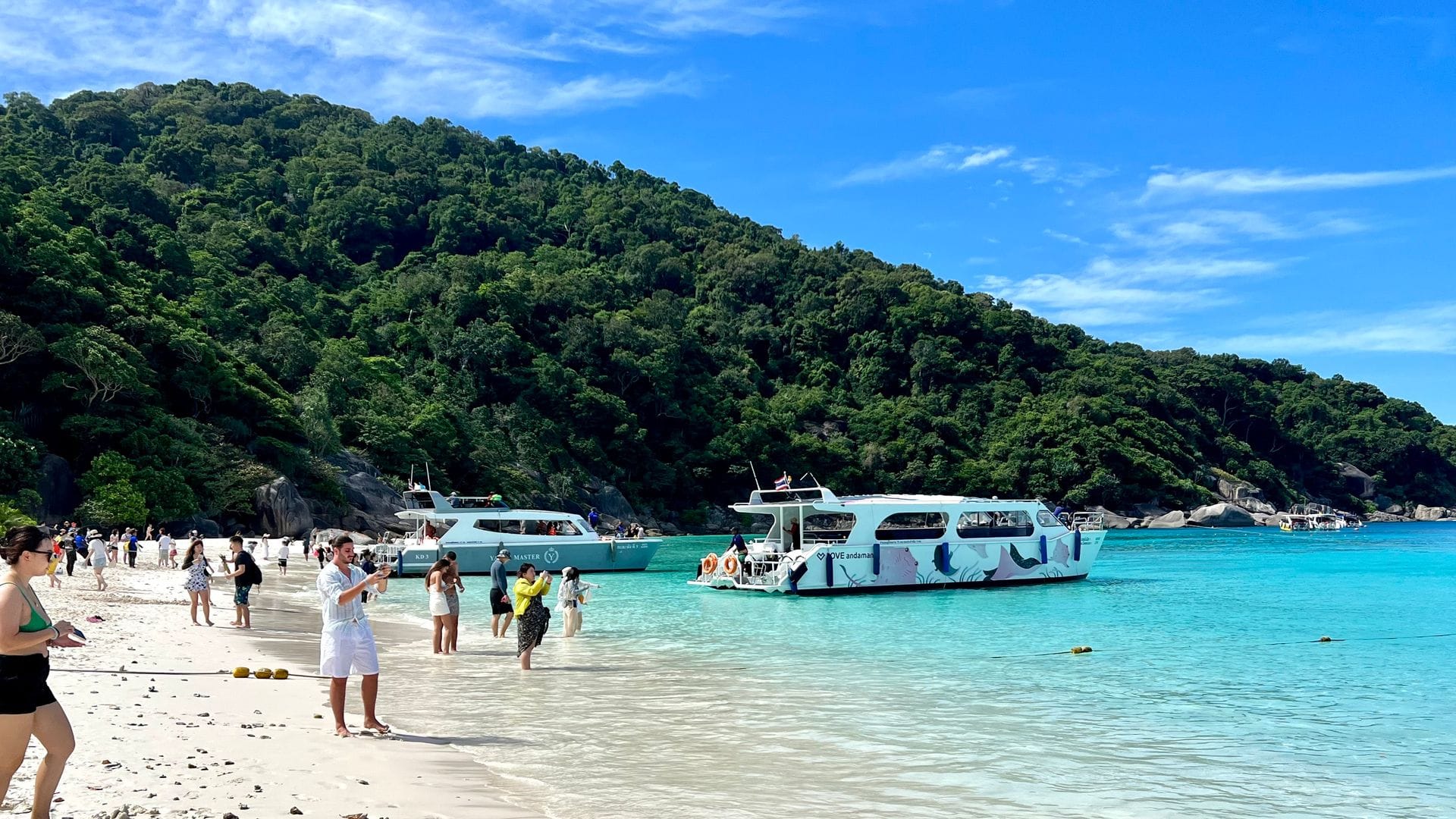 In der Trockenzeit tummeln sich jeden Tag Touristen an den schneeweißen Stränden der Similan Islands. (Archivbild)