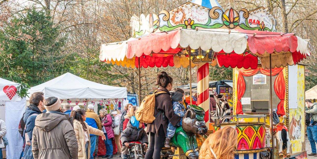 Das Karussell ist der Anziehungspunkt für die kleinen Besucher.