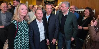 Polit-Prominenz im Neuen Rathaus: Landesumweltministerin Thekla Walker, Ministerpräsident-Kandidat Cem Özdemir und der Tübinger OB Boris Palmer gratulieren Stefan Belz.