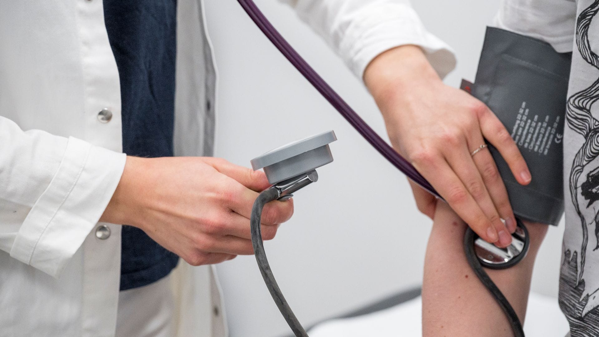 Arbeitgeber schlagen vor, beim Arztbesuch eine Gebühr von den Patienten zu verlangen. (Symbolbild)