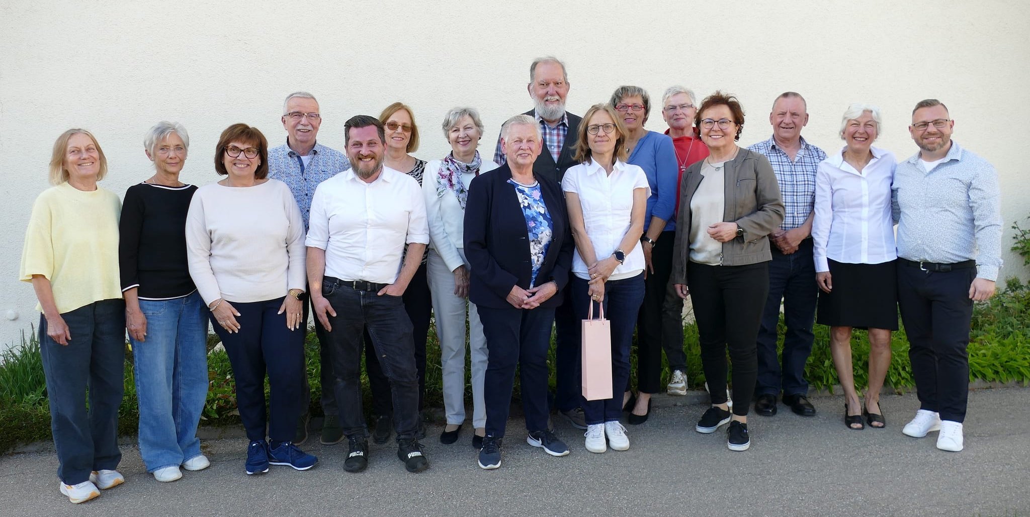 Der neue Vorstand und erweiterte Vorstand mit den Kontaktpersonen für die Partnerstädte: Ingrid Scholz-Hertel, Bettina Schneider,  Italia Frazzetta, Günter Niebel, Diego Sterpini, Ingrid Pitterle, Ewa Dabrowska, Brigitte Stegmaier, Wolfgang Trefz, Blandine Leroy, Hildegard Stein, Barbara Krüger, Birgit Wohland-Braun, Andreas Schneider-Dölker, Dora Kusio-Torkler  und Gábor Bende (von links).