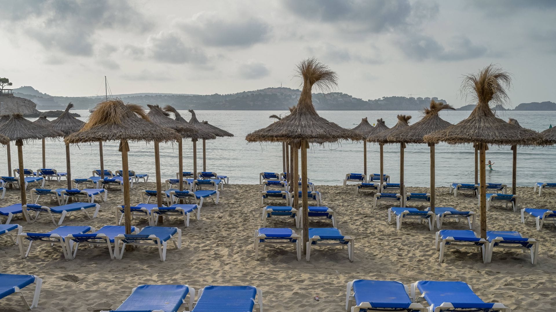 Strände auf Mallorca setzen auf Online-Reservierungssysteme – wer keine Buchung hat, darf oft nicht auf leere Liegen.